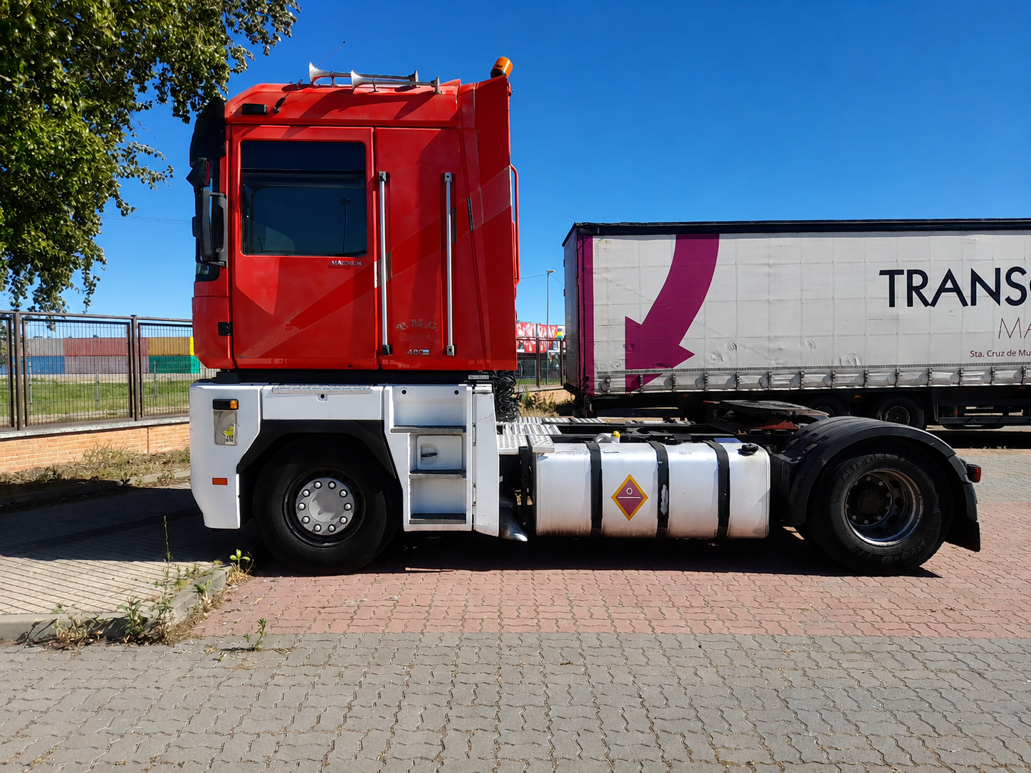 Cabeza tractora Renault Magnum roja de Transportes David Gordon Delgado
