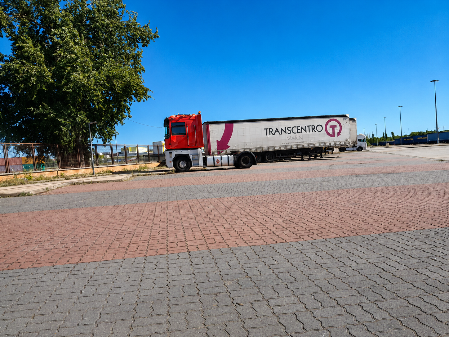 Camión de Transportes David Gordon Delgado estacionado en Aranda de Duero